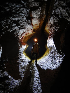 Foto 4 – Condotta nella zona del labirinto in Sulpan Cave.